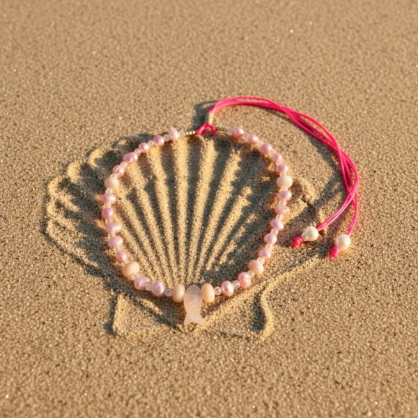 Inspired by the gentle beauty of the sea, the Pink Marina adjustable necklace captures the delicate beauty of ocean treasures in soft blush tones. Light pink freshwater pearls are paired with luminous rose quartz and gentle pink gemstones. At its heart rests a charming pink fish-quartz pendant, a symbol of serenity and freedom.